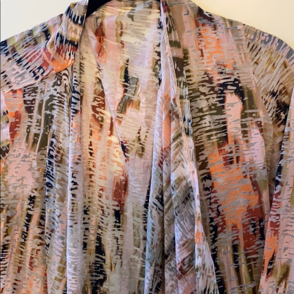 Lightweight flowing top - Picture 3 of 3